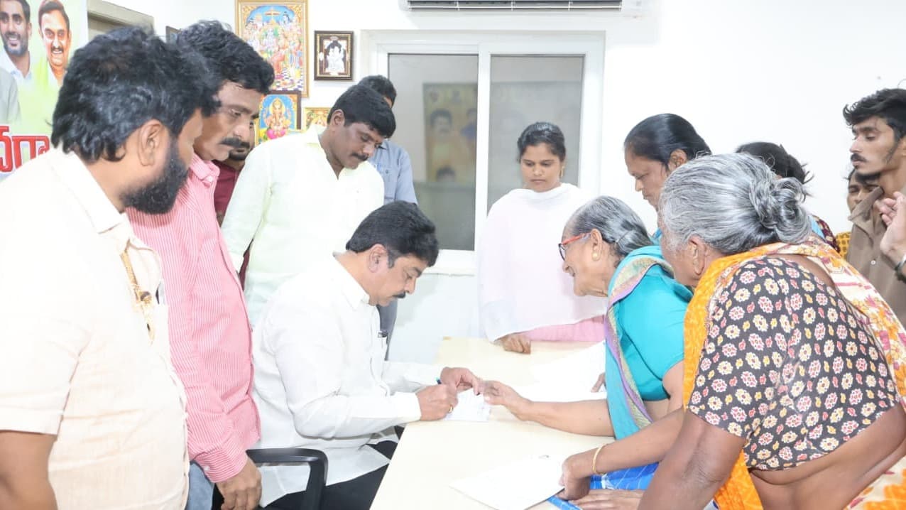 ప్రజా దర్బార్‌లో బొండా ఉమాకు వెల్లువెత్తిన వినతులు