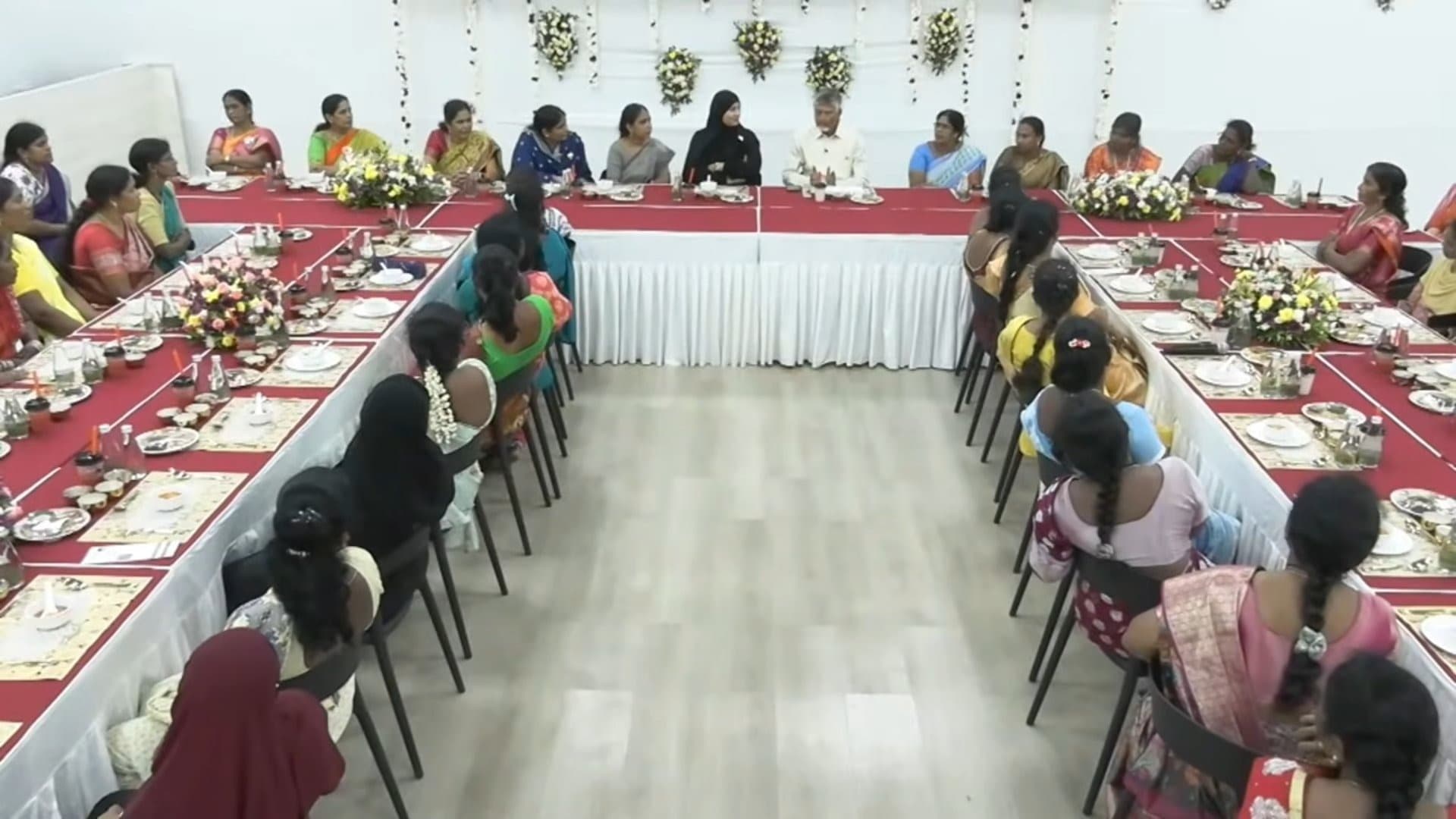 చంద్రబాబుతో మహిళల మాటామంతీ..
