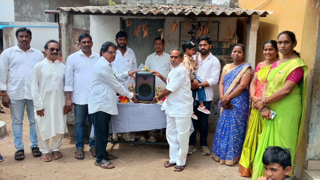 పాఠశాలకు రూ.15 వేల విలువైన సౌండ్ మైక్‌ అందజేత
