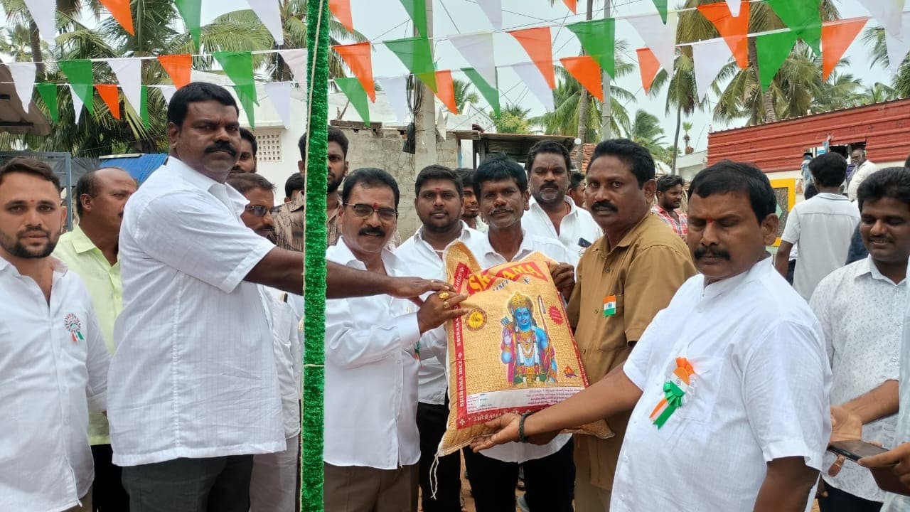 బండి వెంకటరమణ ఆధ్వర్యంలో పంచాయతీ సిబ్బందికి బియ్యం పంపిణీ