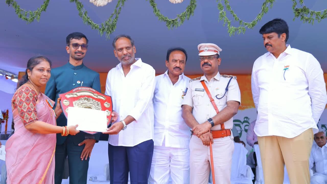 రాష్ట్ర ప్రభుత్వం ఆధ్వర్యంలో ఘనంగా స్వతంత్ర వేడుకలు..