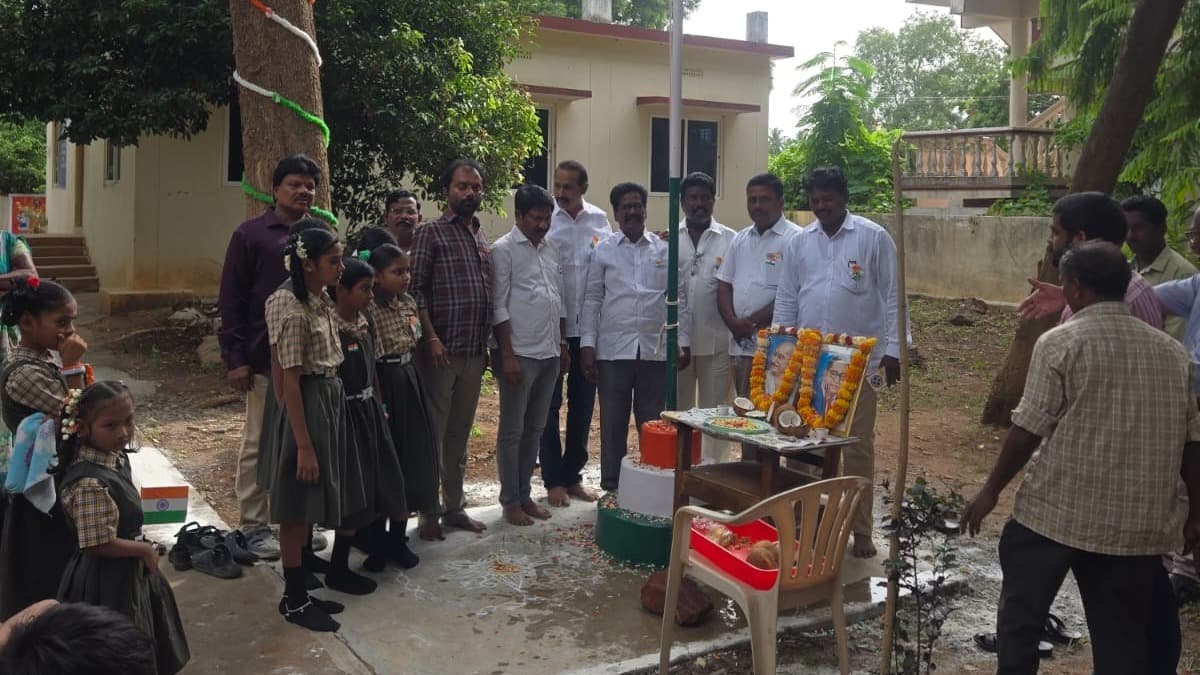 మండల కార్యాలయంలో ఘనంగా స్వతంత్ర వేడుకలు