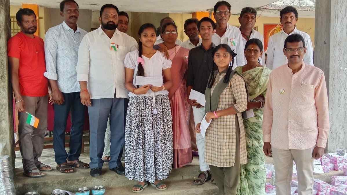 అరసాడ విద్యార్థులకు ఠాగూర్ మాస్టారు ప్రతిభా పురస్కారాలు