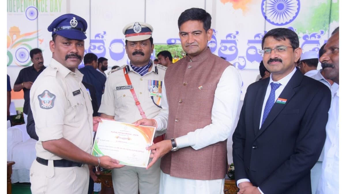 వంగర పోలీసులకు విధి నిర్వహణలో ప్రతిభకు ప్రశంసా పత్రాలు