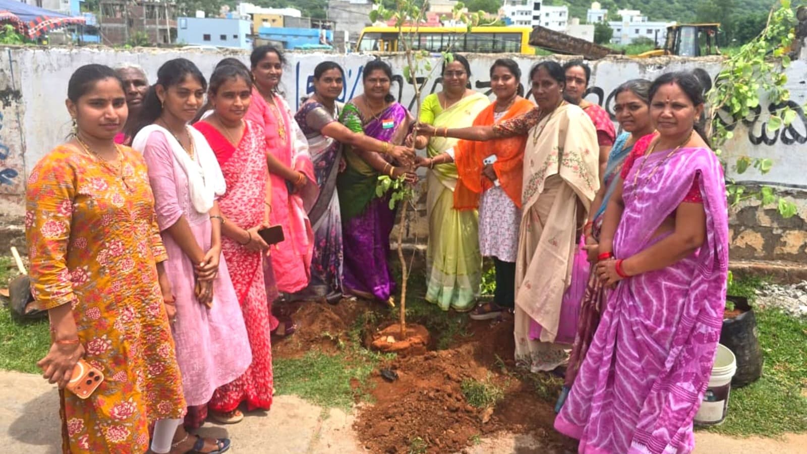 మంగళగిరిలో మొక్కలు నాటిన తెలుగు మహిళలు
