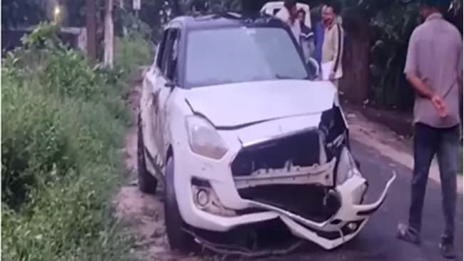 ఐతంపూడిలాకుల వద్ద కాల్వలోకి దూసుకెళ్లిన కారు