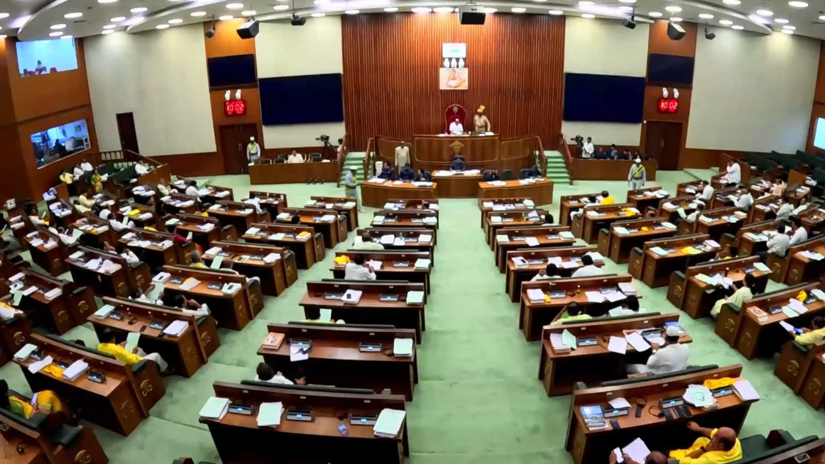 ఏపీ శాసనమండలిలో గందరగోళం..