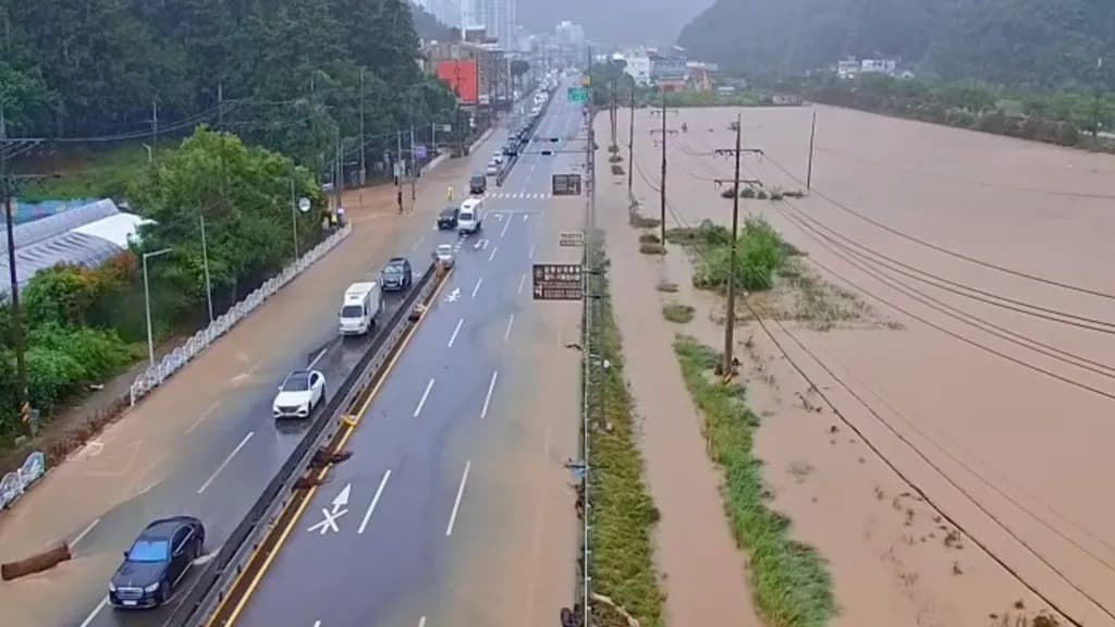 దక్షిణ కొరియాలో రికార్డు వర్షాలు.. కొండచరియలు విరిగి ఒకరి మృతి