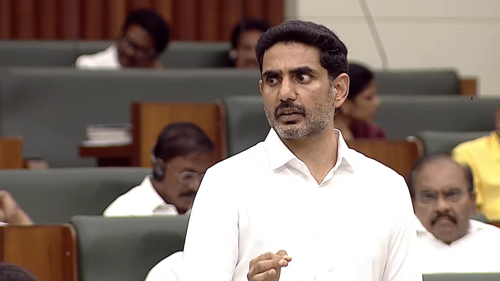 గత ప్రభుత్వం టీచర్లను మద్యం షాపుల ముందు నిలబెట్టింది: లోకేష్