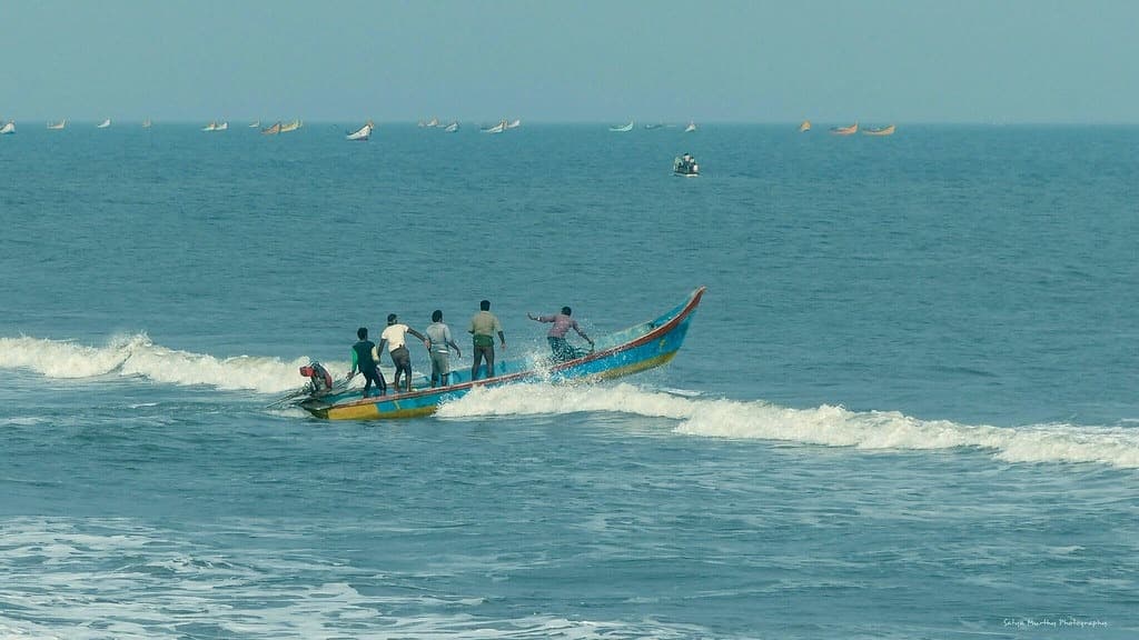 సముద్రంలో ఏడుగురు మత్స్యకారులు గల్లంతు