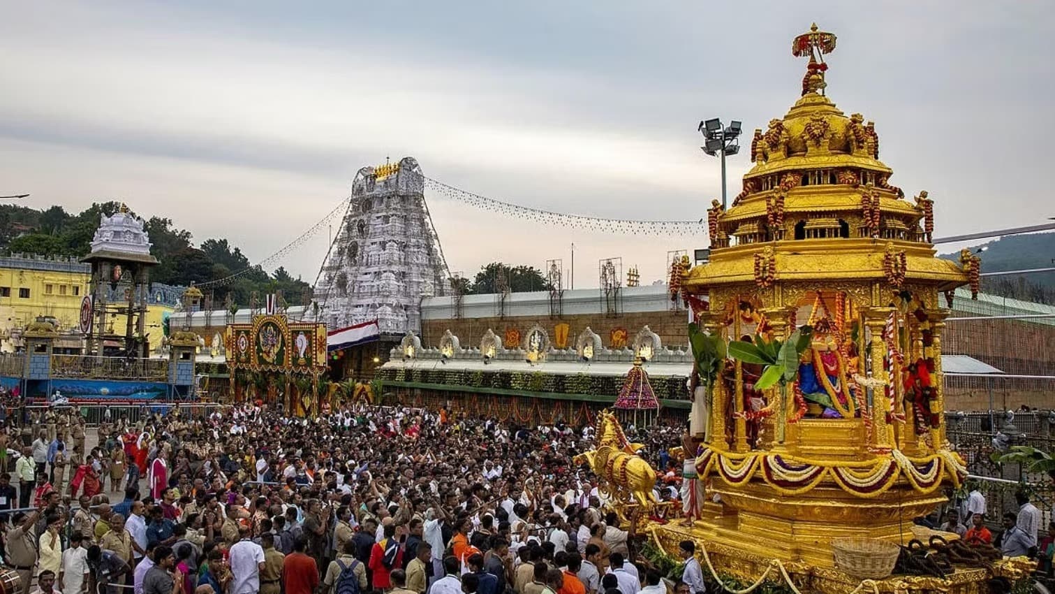 శ్రీవారి సర్వదర్శనానికి 20 గంటల సమయం