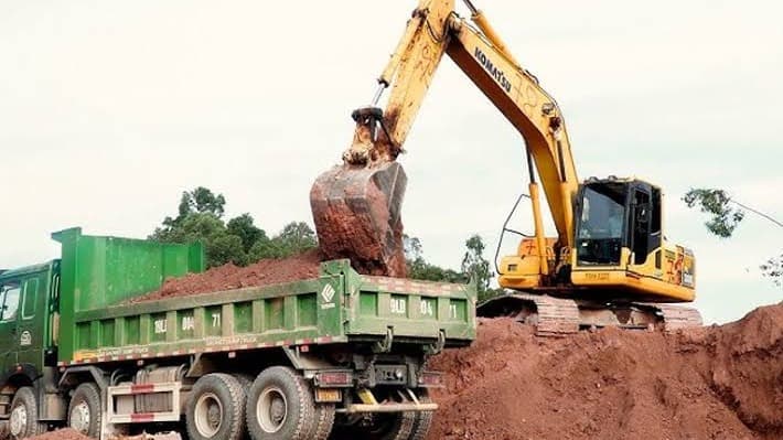 మట్టికుప్పలో మూడు మృతదేహాలు