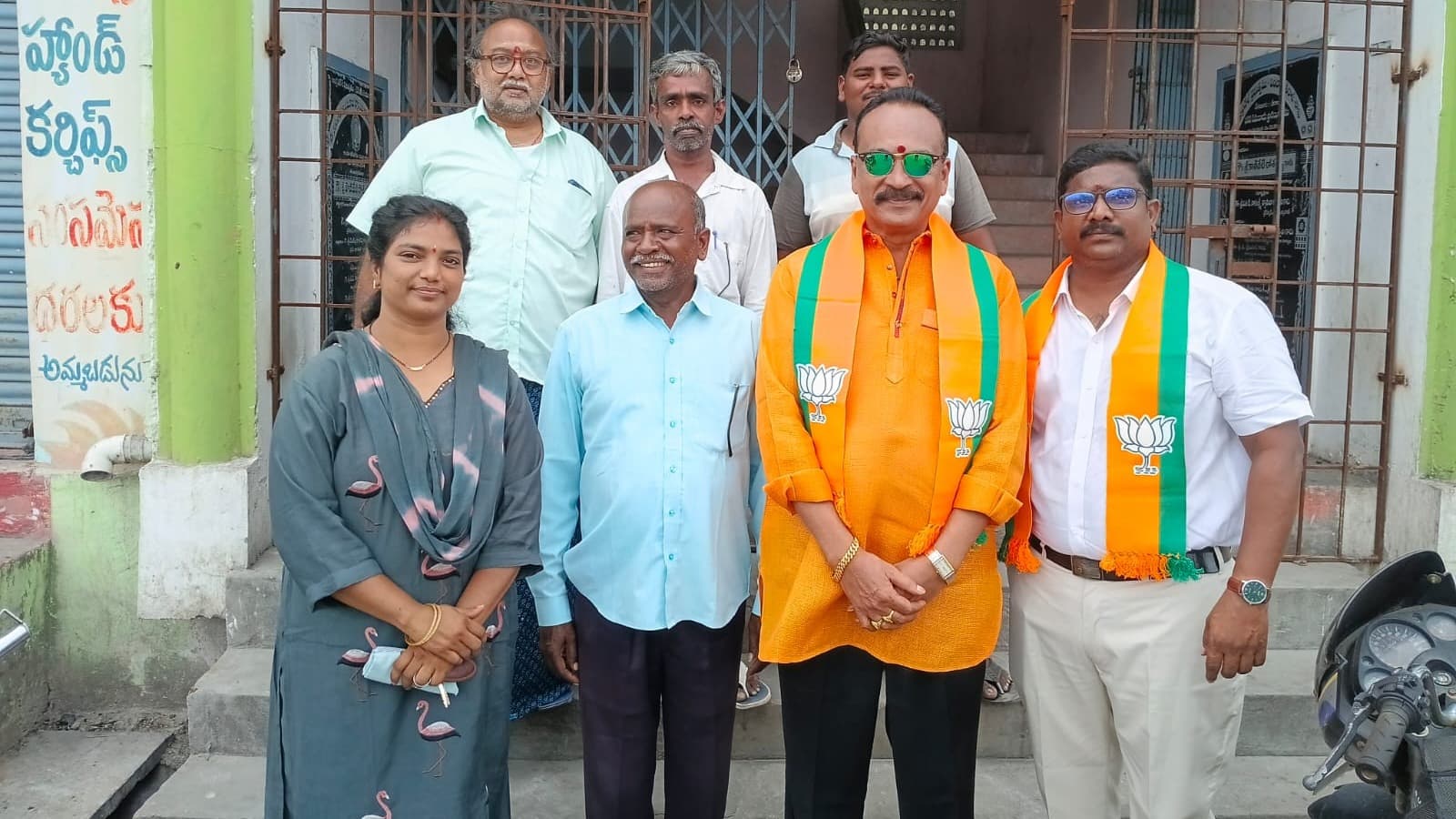 నేతన్న నేస్తం సమస్యలపై అధికారులతో బీజేపీ నాయకుల చర్చ