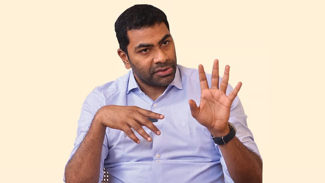 రోజుకు 20 గంటలు విజయ్ పనిచేస్తారు: ఆధవ అర్జున