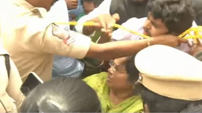కర్నూలులో ఉద్రిక్తత.. సుగాలి ప్రీతి తల్లి యాత్ర అడ్డుకున్న పోలీసులు