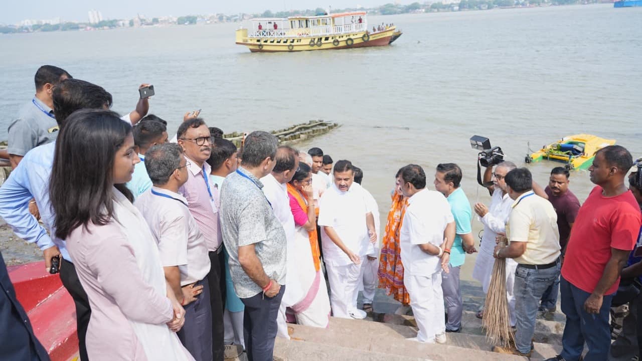 వరద ప్రాంతాల్లో సువేందు అధికారి పర్యటన: ఆందోళనలో ప్రజలు