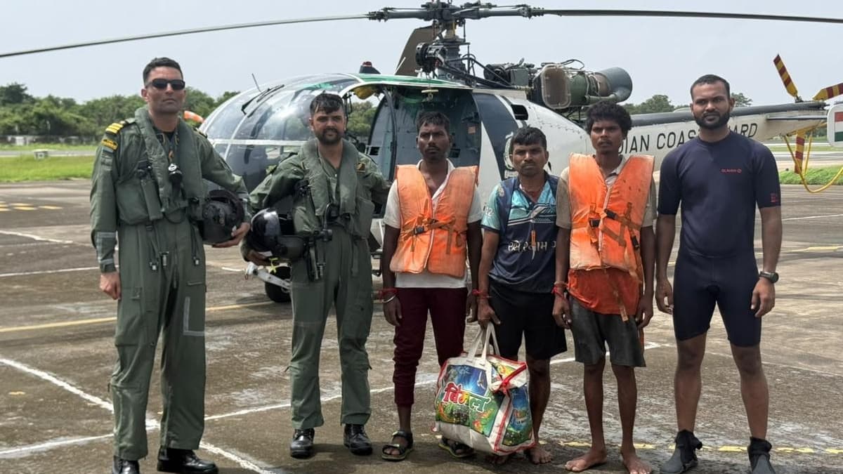 జేఎన్‌పీటీ ఛానల్‌ వద్ద మత్స్యకారుల పడవలో లీకేజీ