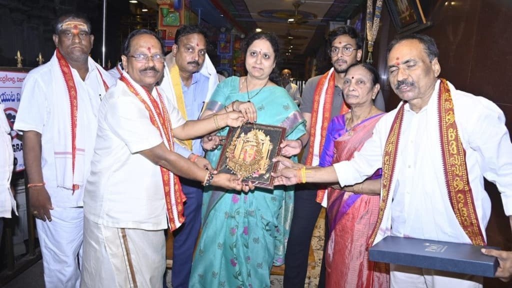 కనకదుర్గమ్మకు రూ.21 లక్షల విలువైన బంగారు హారం కానుక..!