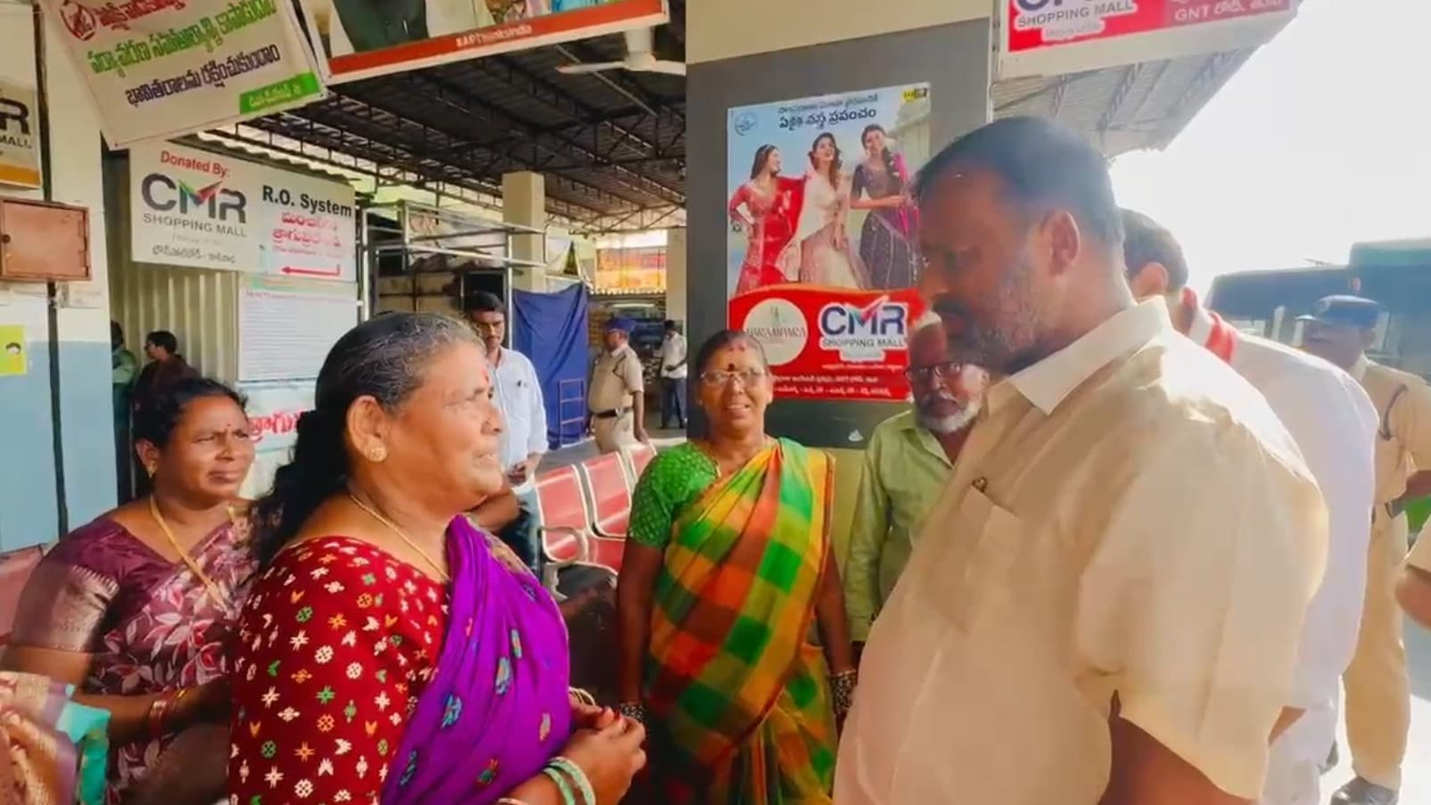 అన్నవరం బస్టాండ్‌లో మంత్రి మండిపల్లి ఆకస్మిక తనిఖీ