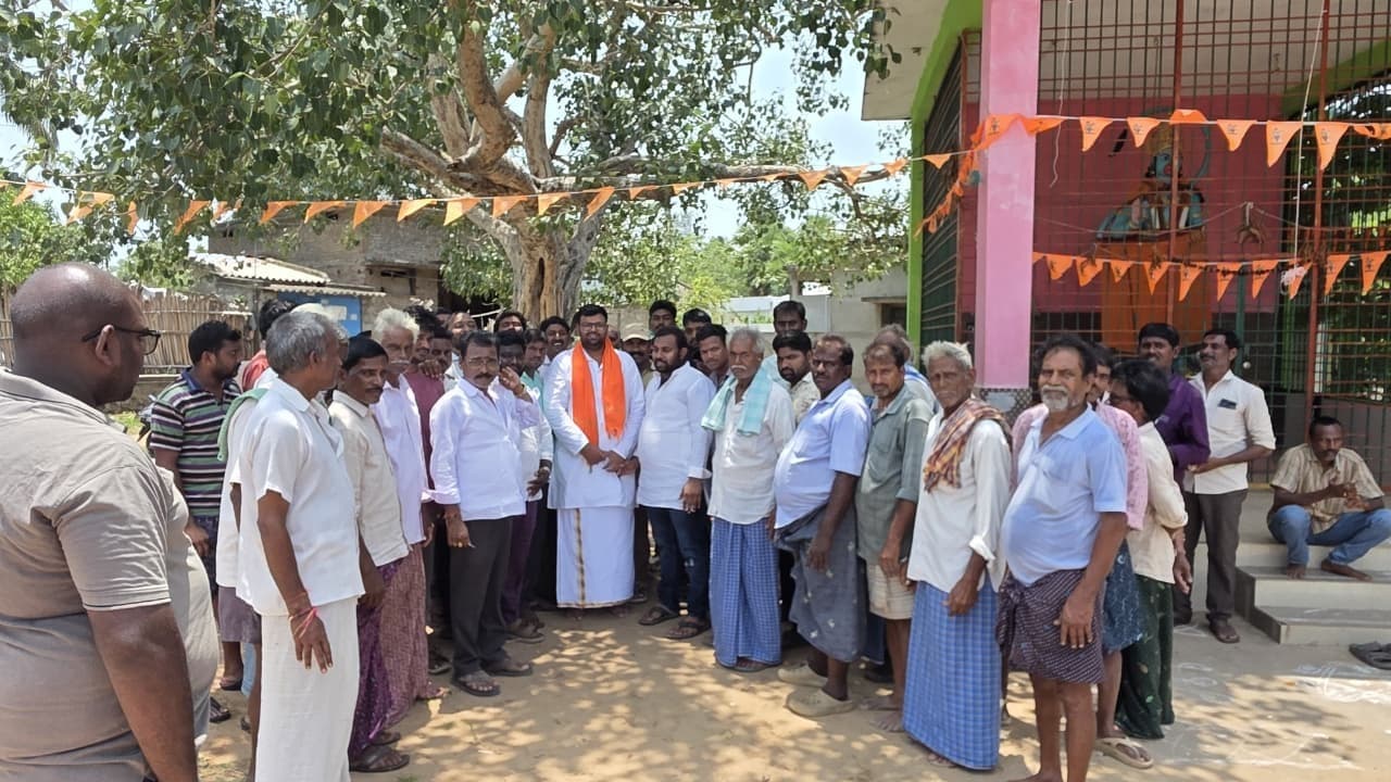 వర్షాలకు ఇల్లు కూలిన కుటుంబానికి అండగా జనసేన