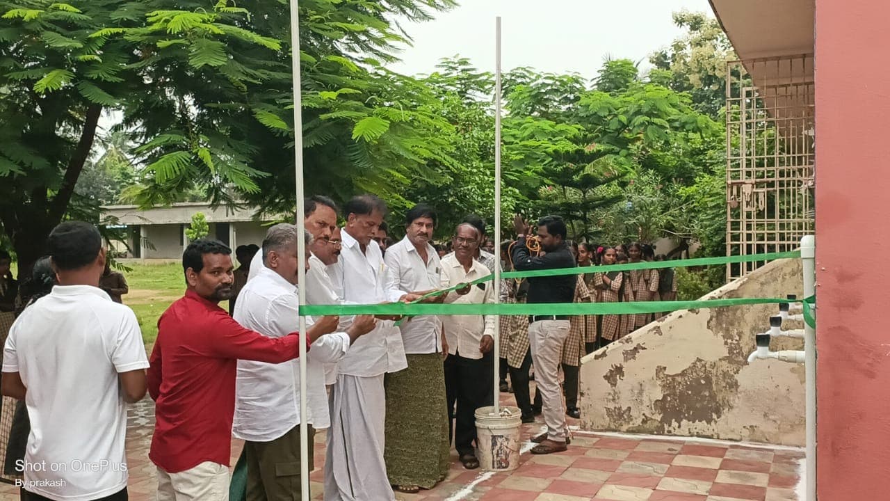 విద్యార్థుల దాహం తీర్చిన టీడీపీ నేత మగ్దూం రఫీ