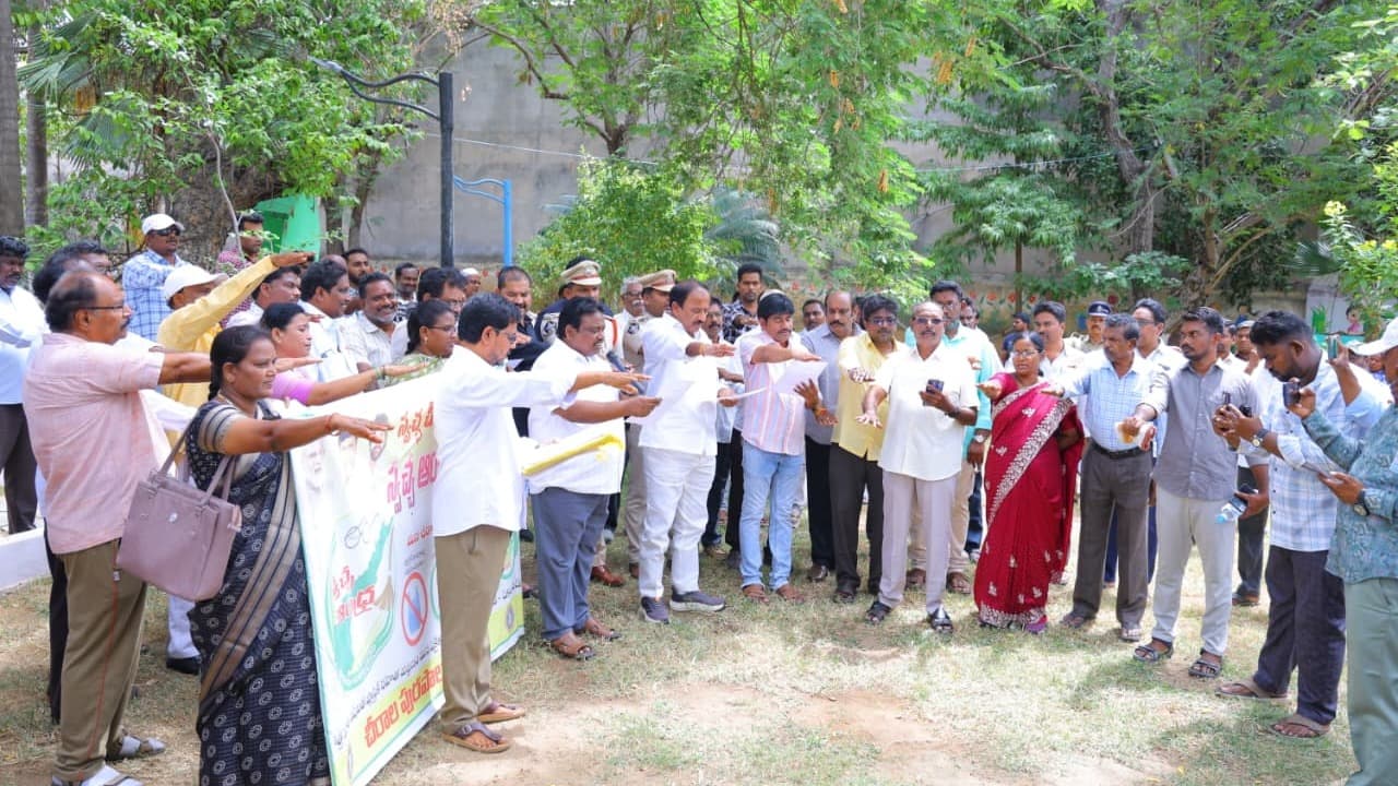 పిల్లల పార్కులో మాలకొండయ్య స్వచ్ఛత కార్యక్రమం
