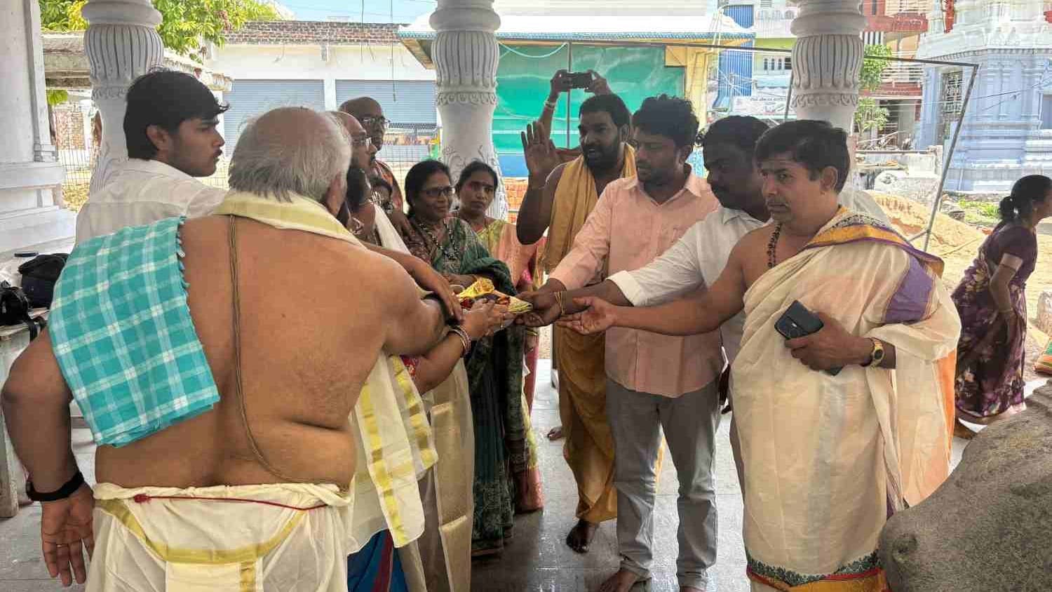 వరలక్ష్మి వ్రతం వేళ అమ్మవారికి బంగారు వడ్డానం సమర్పణ
