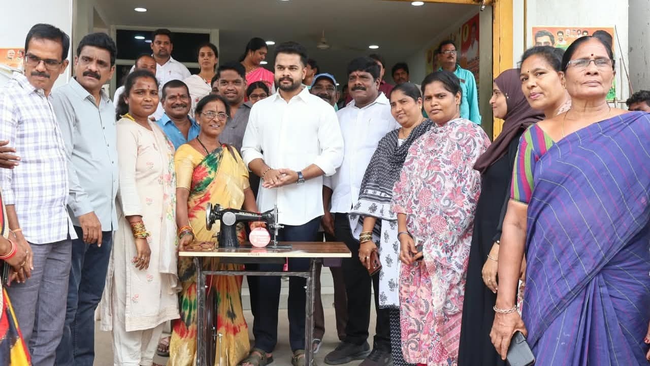 మహిళలు తమ కాళ్లపై తాము నిలబడేలా P-4 మార్గదర్శి: బొండా రవితేజ