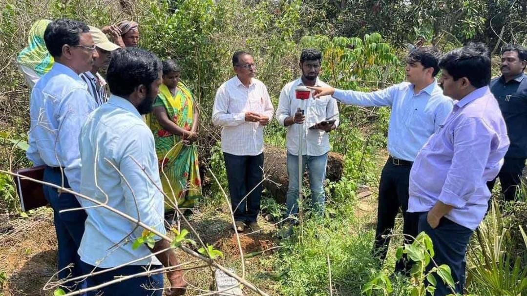 సీలింగ్ భూమిపై అధికారుల ఉదాసీనత..