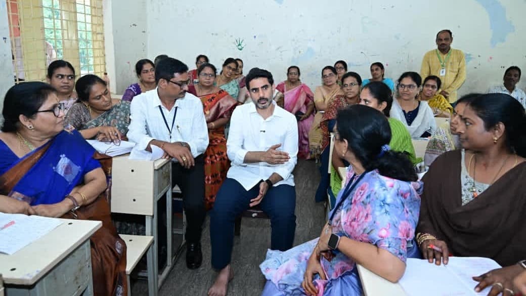 విద్యార్థులతో విద్యార్థిగా.. టీచర్లతో టీచర్‌గా లోకేష్