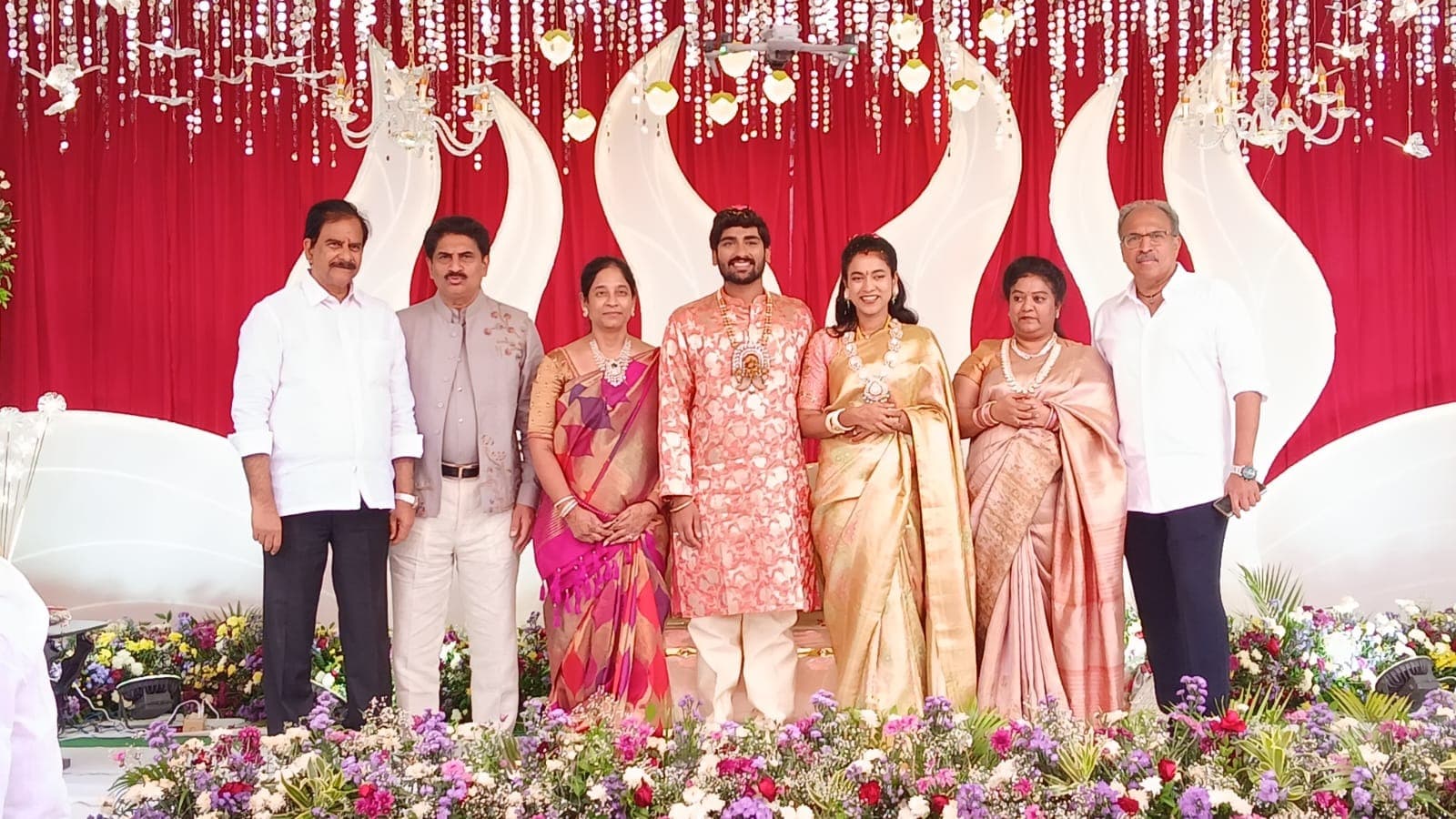 నూతన వధూవరులను ఆశీర్వదించిన మాజీ మంత్రి దేవినేని ఉమా