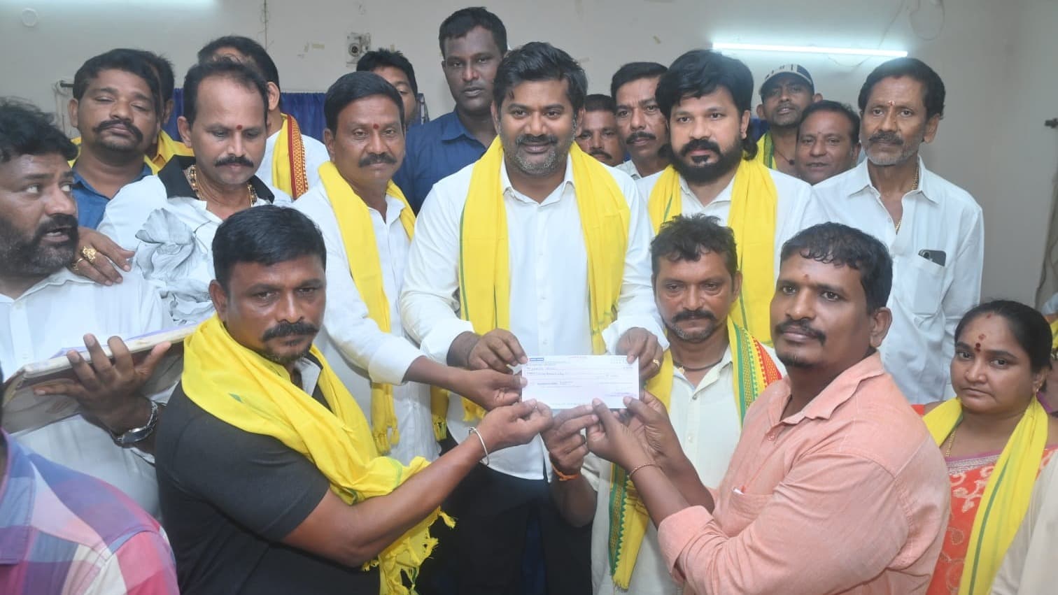విజయచంద్ర చేతుల మీదుగా టిడ్కో చెక్కులు