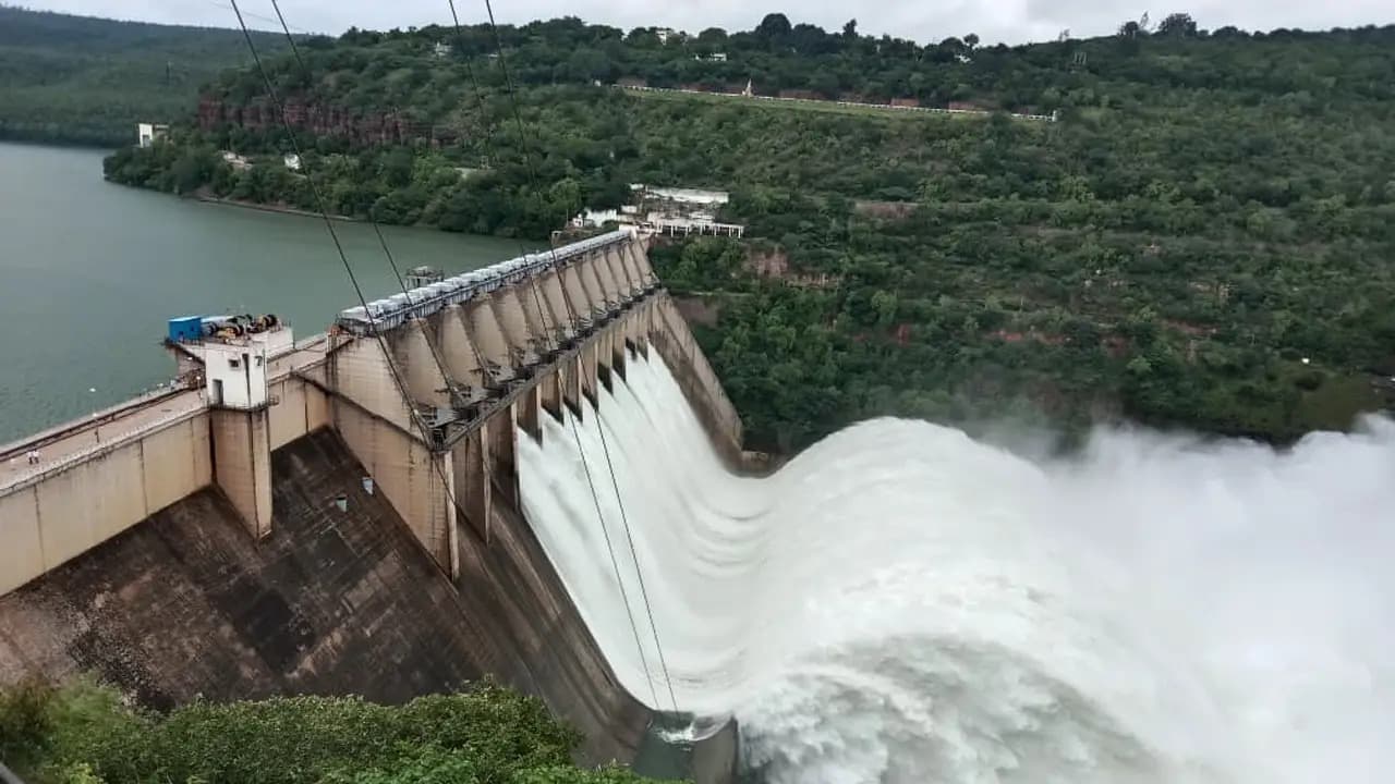 శ్రీశైలంలో విద్యుదుత్పత్తి.. సాగర్‌కు భారీగా నీటి విడుదల