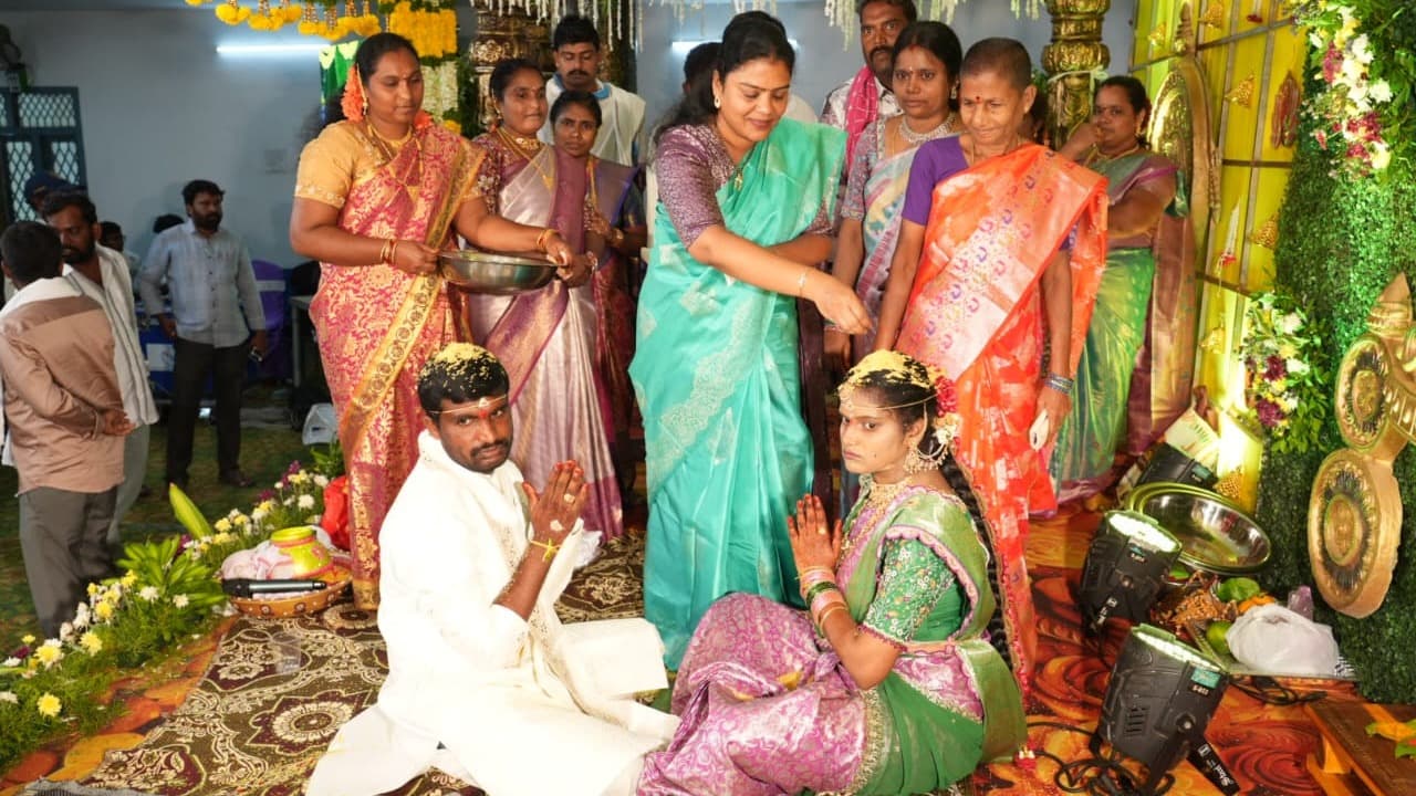 నూతన వధూవరులను ఆశీర్వదించిన ఎమ్మెల్యే తంగిరాల సౌమ్య