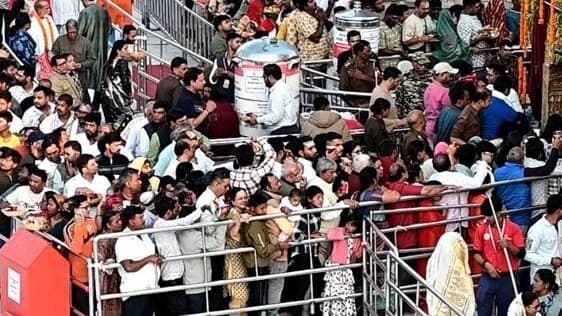 శ్రావణ చివరి సోమవారం కాశీ విశ్వనాథుడి దర్శనానికి పోటెత్తిన భక్తులు