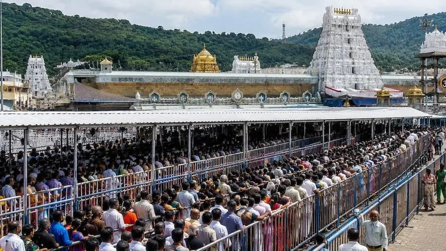 తిరుమలలో భక్తుల రద్దీ.. సర్వదర్శనానికి 8 గంటలు