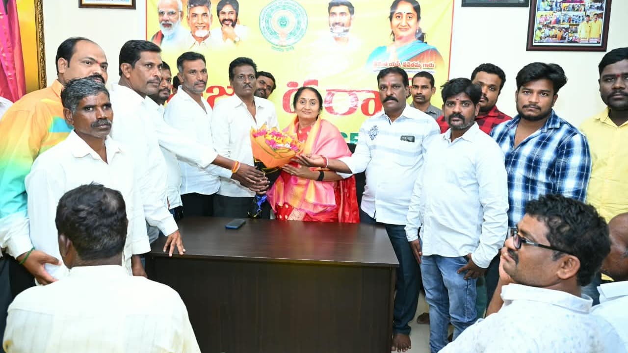 మత్స్యకార కుటుంబాలకు గుర్తింపు కార్డులు: మంత్రి సవితమ్మ