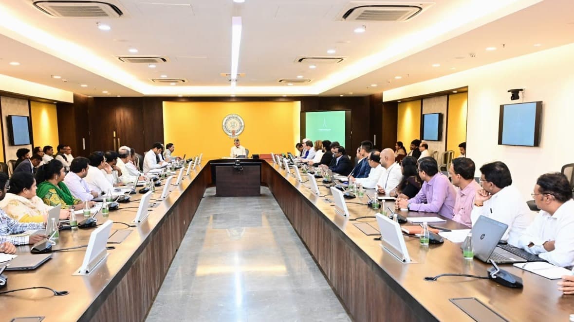 సెక్రటేరియేట్, అసెంబ్లీ, హైకోర్టు డిజైన్లపై చంద్రబాబు సమీక్ష