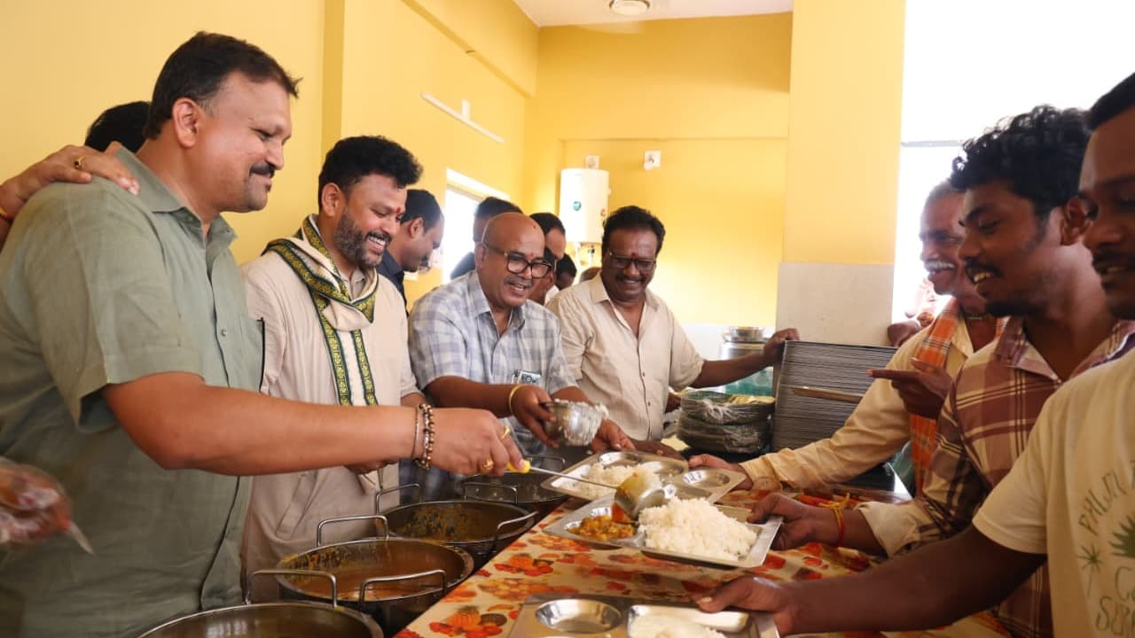 అన్న క్యాంటీన్‌లో సామాన్యుడిలా భోజనం చేసిన రామ్మోహన్ నాయుడు