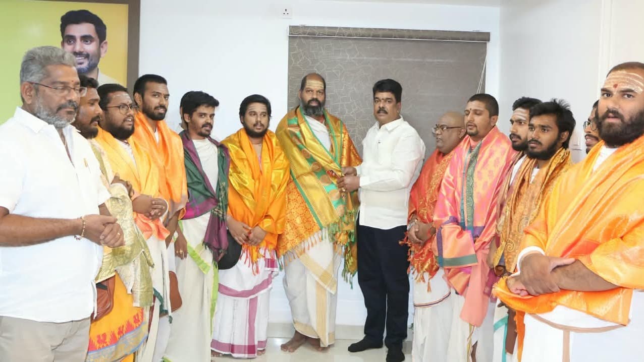 వేద పండితుల నియామకం చారిత్రాత్మక నిర్ణయం: బొండా ఉమా
