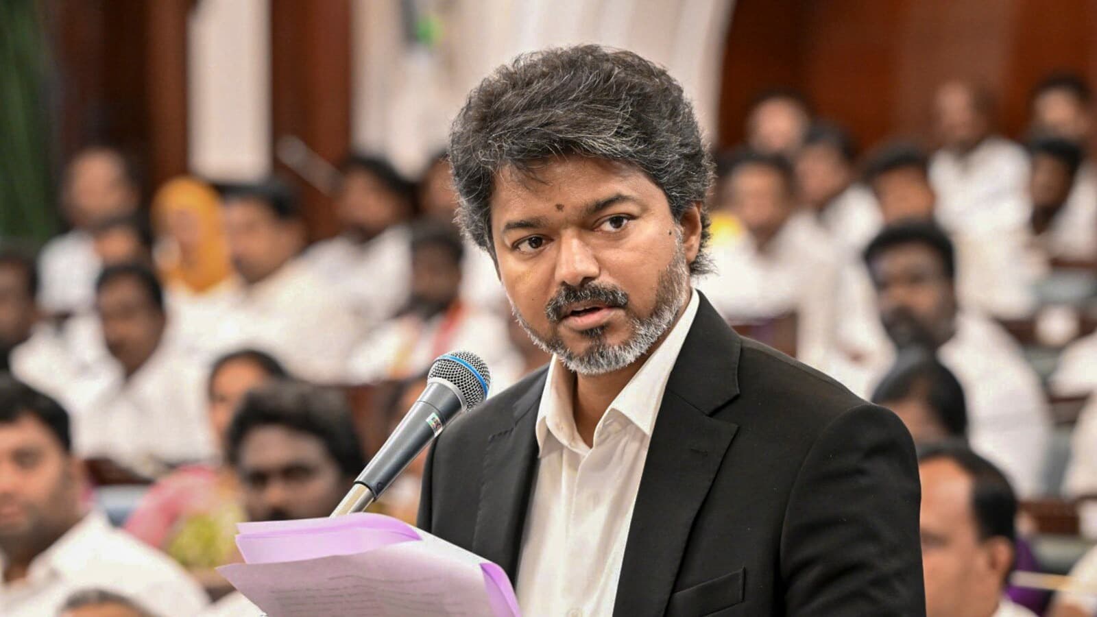 తమిళనాడు అసెంబ్లీలో సీఎం విజయ్ సీటింగ్‌పై చర్చ