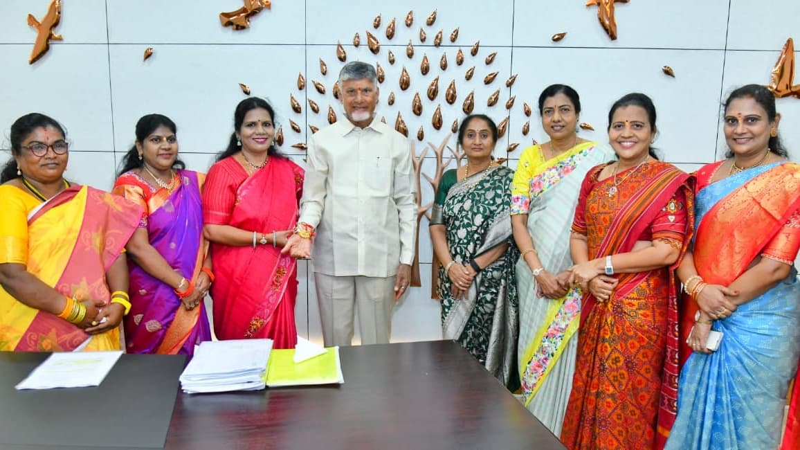 చంద్రబాబుకు మహిళా నేతల రాఖీ వేడుక..