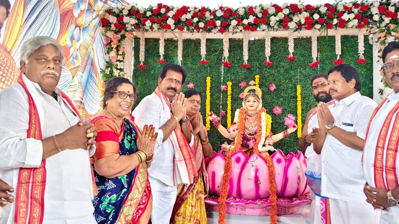 ఇర్రిపాకలో జ్యోతుల నెహ్రూ ఆధ్వర్యంలో వరలక్ష్మి వ్రతాలు