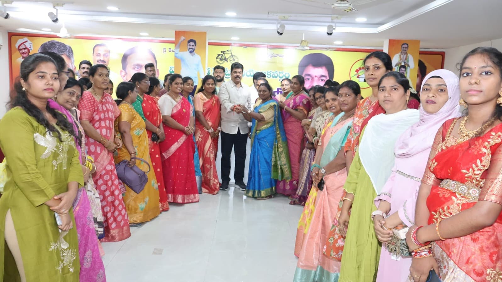 బొండా ఉమాకు రాఖీలు కట్టిన ఆడపడుచులు..