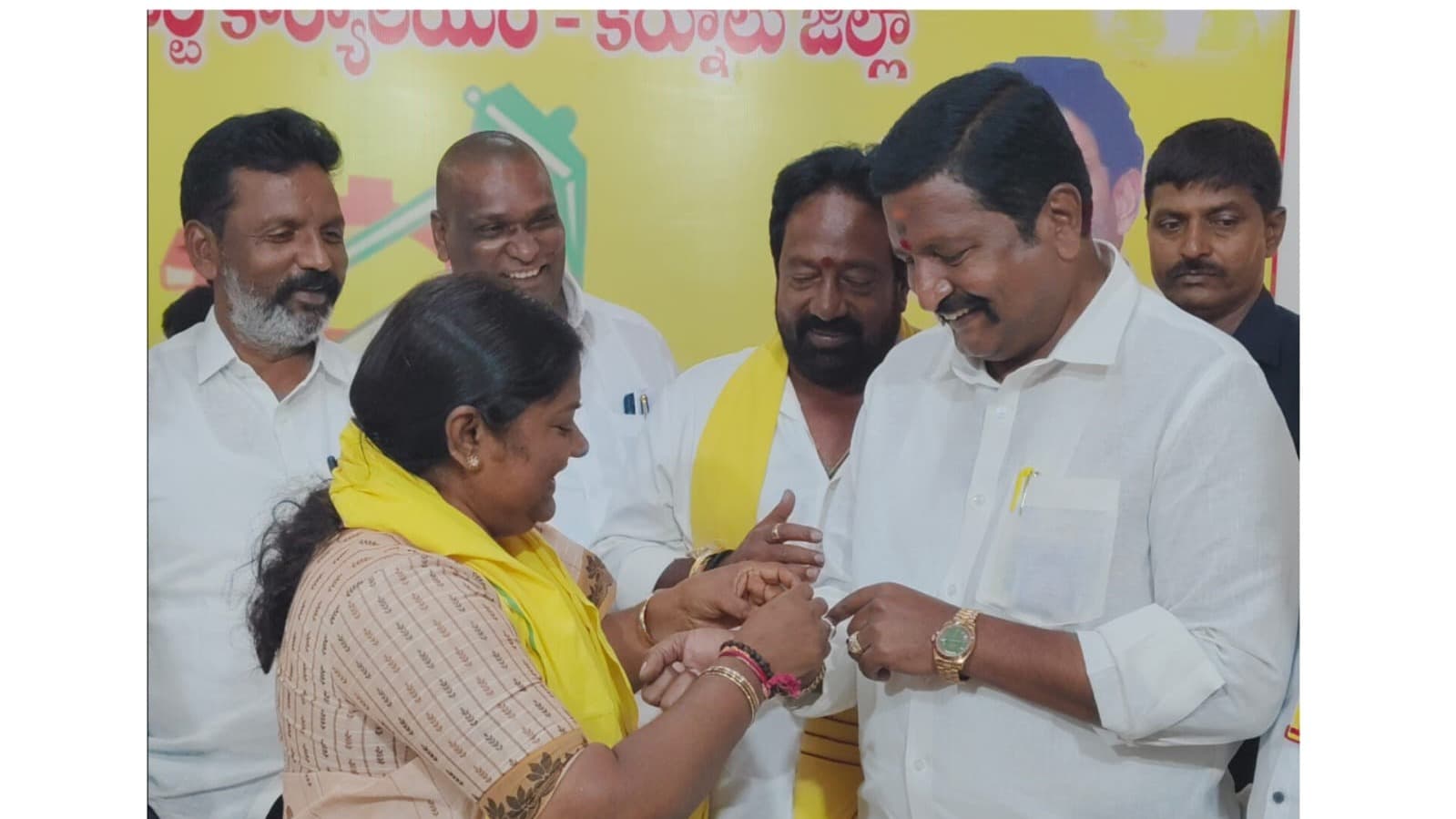 జిల్లా అధ్యక్షురాలి రాఖీ ఆత్మీయత..!