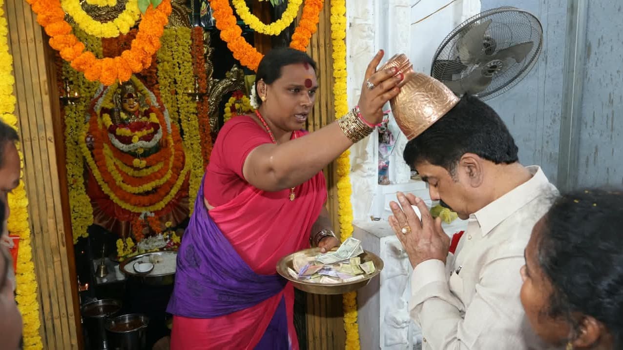 ధరణి దుర్గా దేవి అమ్మవారి పూజల్లో పాల్గొన్న బోండా ఉమా
