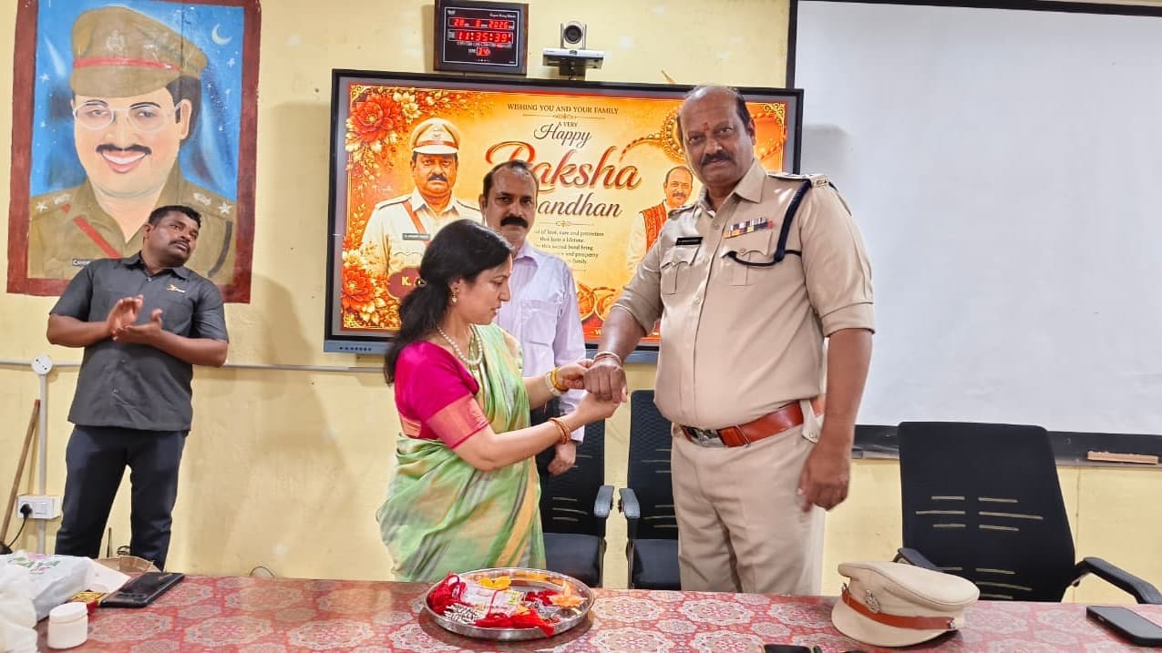 అన్నాచెల్లెళ్ల అనుబంధానికి ప్రతీక రాఖీ పండుగ: ఆనంద రెడ్డి