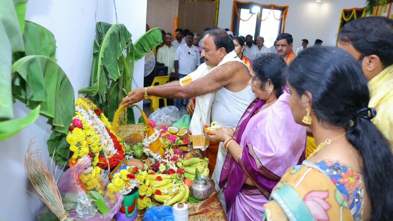 మద్దులూరి మాలకొండయ్య కుటుంబం నూతన గృహప్రవేశం