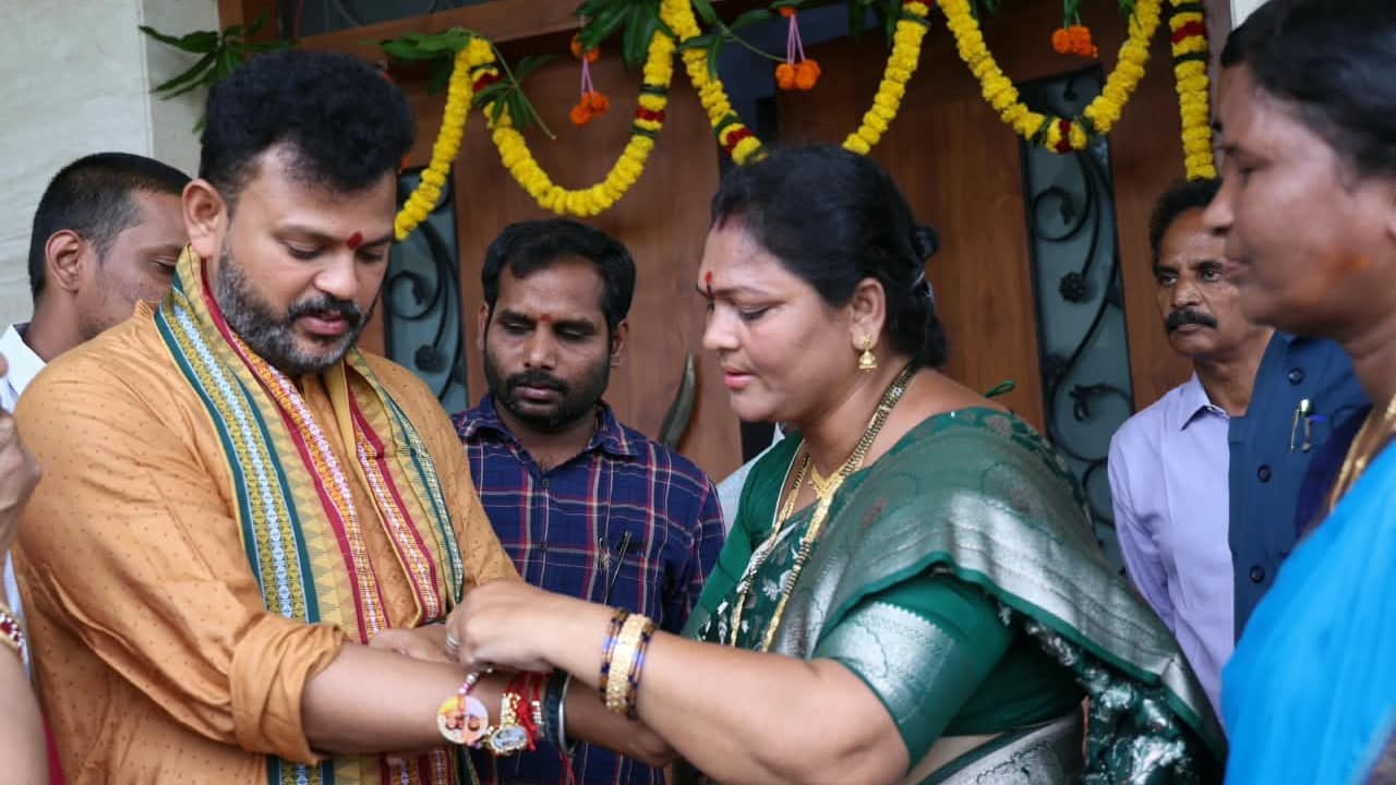రామ్మోహన్ నాయుడికి రాఖీ కట్టిన కవ్వాడి సుశీల