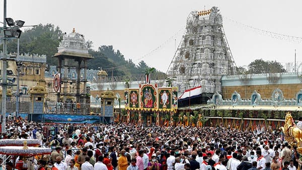 తిరుమలలో భక్తుల రద్దీ కొనసాగుతోంది